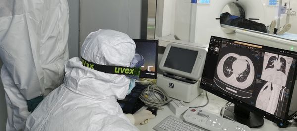 In this Sunday, Feb. 9, 2020, photo released by Xinhua News Agency, doctors scan a patient's lungs at Huoshenshan temporary hospital built for patients diagnosed with coronavirus in Wuhan in central China's Hubei province. Mainland China has reported another rise in cases of the new virus after a sharp decline the previous day, while the number of deaths grow over 900, with at least two more outside the country. (Gao Xiang/Xinhua via AP) - Sputnik International