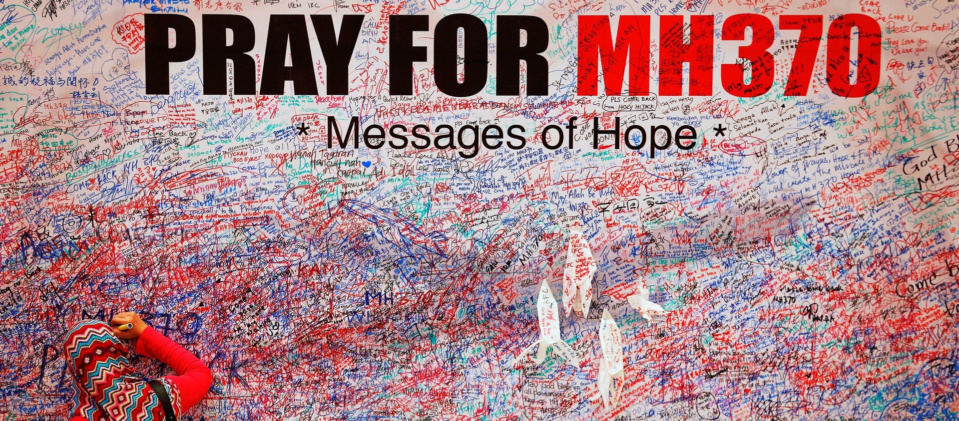 A woman leaves a message of support and hope for the passengers of the missing Malaysia Airlines MH370 in central Kuala Lumpur March 16, 2014 A woman leaves a message of support and hope for the passengers of the missing Malaysia Airlines MH370 in central Kuala Lumpur March 16, 2014 - Sputnik International, 1920, 13.02.2020