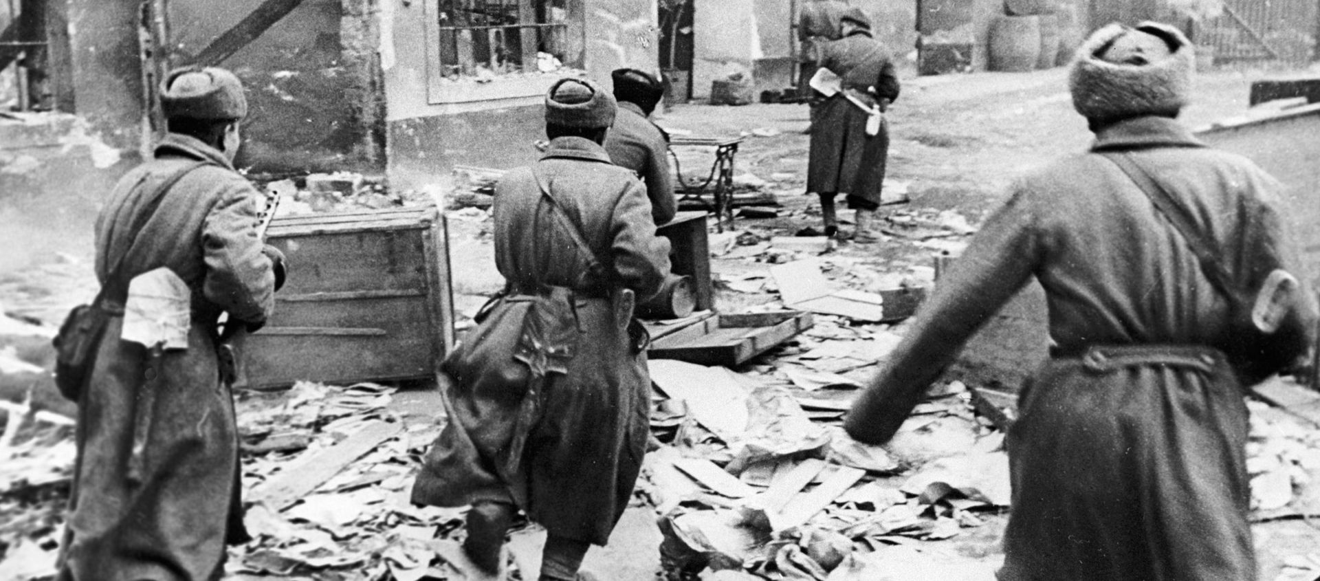 Lieutenant Ya. Gorynin's assault group attacking Nazi forces in Budapest Lieutenant Ya. Gorynin's assault group attacking Nazi forces in Budapest - Sputnik International, 1920, 13.02.2020