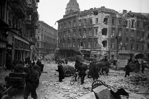 Battle for Budapest: Russian MoD Declassifies Files on Brutal Campaign for Hungarian Capital Battle for Budapest: Russian MoD Declassifies Files on Brutal Campaign for Hungarian Capital - Sputnik International