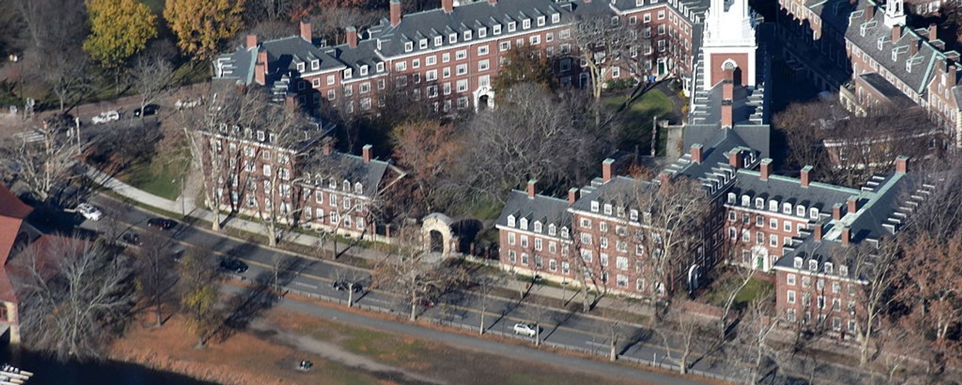 Aerial view of Eliot House, an undergraduate residential college of Harvard University, taken from the south Aerial view of Eliot House, an undergraduate residential college of Harvard University, taken from the south - Sputnik International, 1920, 20.12.2023