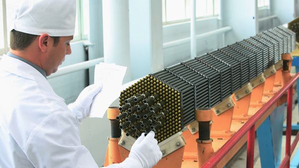 Work on a fuel cassette of the nuclear power reactor at the Novosibirsk Chemical Concentrates Plant, a TVEL subsidiary - Sputnik International