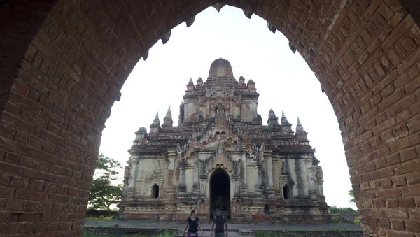 Foreign tourists visit Myanmar's old temple in Bagan, Nyaung U district, central Myanmar, Sunday, June 24, 2018. - Sputnik International