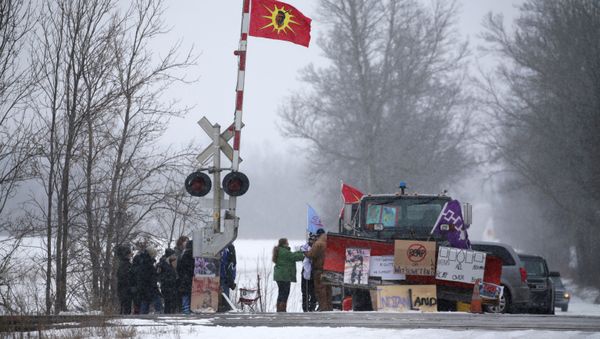 First Nations members of the Tyendinaga Mohawk Territory block train tracks servicing Via Rail - Sputnik International