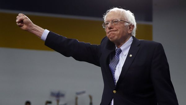 Democratic presidential candidate Sen. Bernie Sanders, I-Vt., arrives to speak to supporters at a primary night election rally in Manchester, N.H., Tuesday, Feb. 11, 2020. - Sputnik International