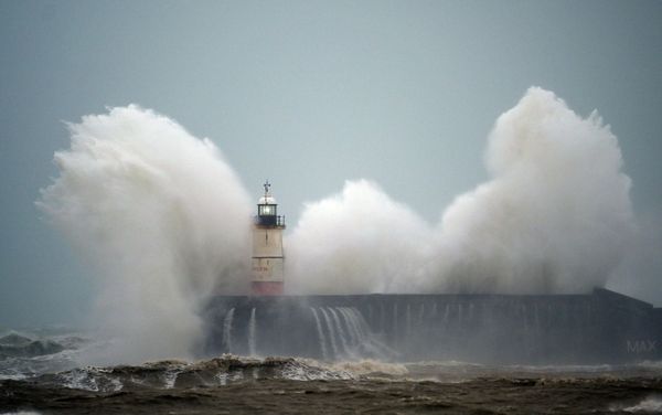 Waves crash over Newhaven Lighthouse on the south coast of England on February 9, 2020, as Storm Ciara swept over the country. Waves crash over Newhaven Lighthouse on the south coast of England on February 9, 2020, as Storm Ciara swept over the country. - Sputnik International