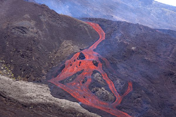 A picture taken on February 10, 2020, shows lava oozing down the Piton de le Fournaise volcano during an eruption, on the French Indian Ocean island of La Reunion. A picture taken on February 10, 2020, shows lava oozing down the Piton de le Fournaise volcano during an eruption, on the French Indian Ocean island of La Reunion. - Sputnik International
