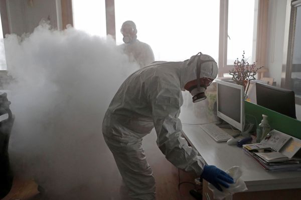 Workers with sanitizing equipment disinfect an office following an outbreak of the coronavirus in the country, in Shanghai, China February 12, 2020. Workers with sanitizing equipment disinfect an office following an outbreak of the coronavirus in the country, in Shanghai, China February 12, 2020. - Sputnik International