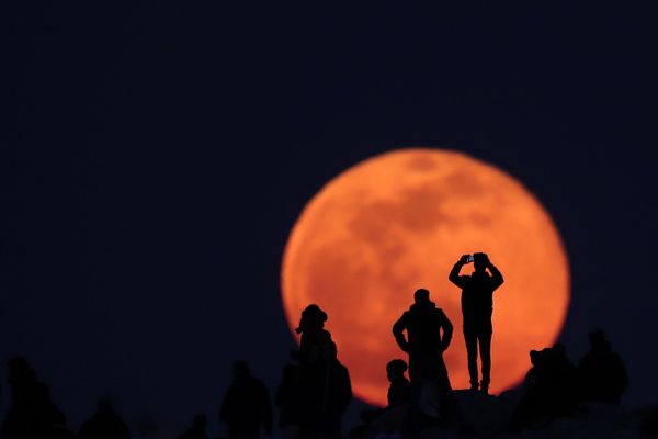 People observe a rising full snow moon as they visit the Areios Pagos hill at the archaeological site of the Acropolis in Athens, Greece, February 9, 2020. People observe a rising full snow moon as they visit the Areios Pagos hill at the archaeological site of the Acropolis in Athens, Greece, February 9, 2020. - Sputnik International
