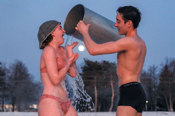 A couple enjoys cold water after Russian banya in Alabino, Moscow region A couple enjoys cold water after Russian banya in Alabino, Moscow region - Sputnik International