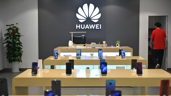 Huawei smartphones are seen in a Huawei store in Shanghai on May 26, 2019 Huawei smartphones are seen in a Huawei store in Shanghai on May 26, 2019 - Sputnik International