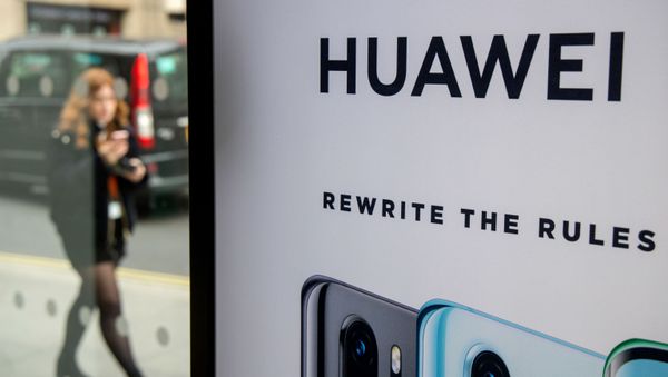 (FILES) In this file photo taken on April 29, 2019 A pedestrian walks past a Huawei product stand at an EE telecommunications shop in central London (FILES) In this file photo taken on April 29, 2019 A pedestrian walks past a Huawei product stand at an EE telecommunications shop in central London - Sputnik International