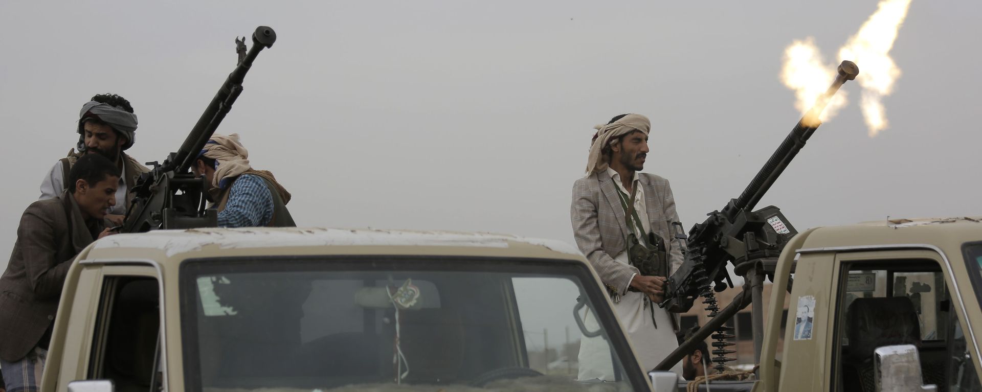 A Houthi rebel fighter fires in the air during a gathering aimed at mobilizing more fighters for the Houthi movement, in Sanaa, Yemen A Houthi rebel fighter fires in the air during a gathering aimed at mobilizing more fighters for the Houthi movement, in Sanaa, Yemen - Sputnik International, 1920, 19.11.2023
