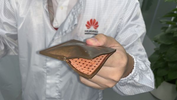 A Huawei research engineer holds up a thermal cooling solution with copper structure at the Huawei Materials lab in Dongguan in Southern China's Guangdong province - Sputnik International