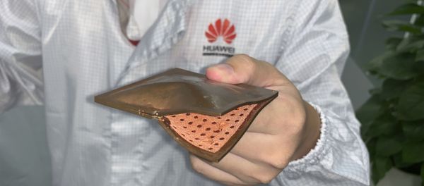A Huawei research engineer holds up a thermal cooling solution with copper structure at the Huawei Materials lab in Dongguan in Southern China's Guangdong province A Huawei research engineer holds up a thermal cooling solution with copper structure at the Huawei Materials lab in Dongguan in Southern China's Guangdong province - Sputnik International