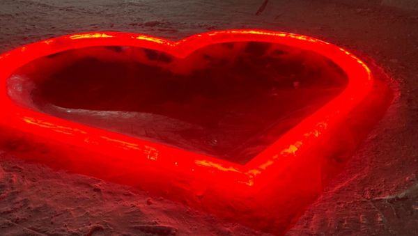 The heart-shaped hole in the Russian city of Yakutsk in which Oleg Rezanov spent about 13 minutes under 20 centimetres of snow and ice. A photo from Oleg Rezanov's page on Russian social media - Sputnik International