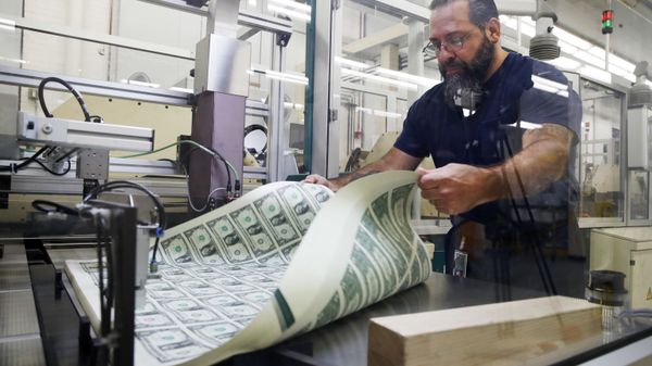 FILE- In this Nov. 15, 2017, file photo, a worker aerates printed sheets of dollar bills at the Bureau of Engraving and Printing in Washington.  - Sputnik International