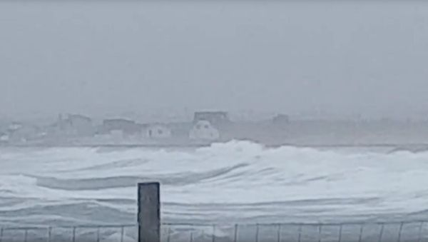 Large waves caused by storm Dennis are seen near Stornoway, Scotland - Sputnik International