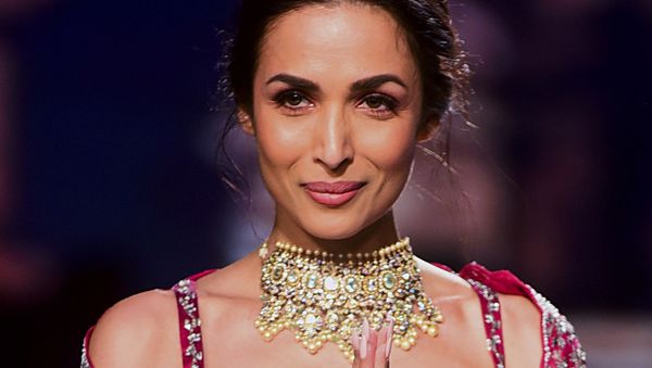 Bollywood actress Malaika Arora  presents a creation by Varun Chkkilam during the Lakme Fashion Week 2020 Summer/Resort fashion show in Mumbai on February 14, 2020.  - Sputnik International
