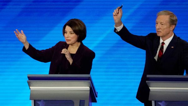 Democratic 2020 U.S. presidential candidates Senator Amy Klobuchar and billionaire activist Tom Steyer - Sputnik International