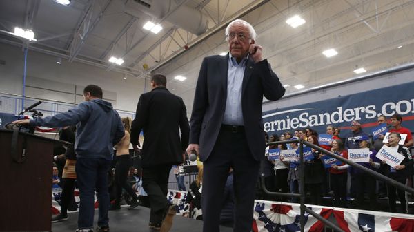 Democratic presidential candidate Sen. Bernie Sanders I-Vt., waits as campaign workers remove protestors from the stage during his campaign event in Carson City - Sputnik International