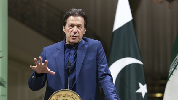 Pakistani Prime Minister Imran Khan addresses a joint press conference with Iranian President Hassan Rouhani at the Sa'adabad Palace in Tehran, Iran on Sunday, 13 October 2019. - Sputnik International