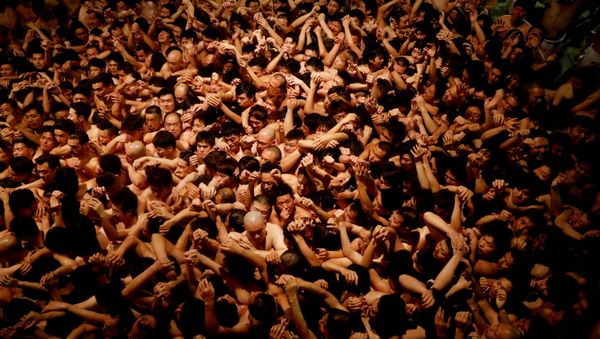 Men dressed in loincloths prepare to snatch a wooden stick - Sputnik International