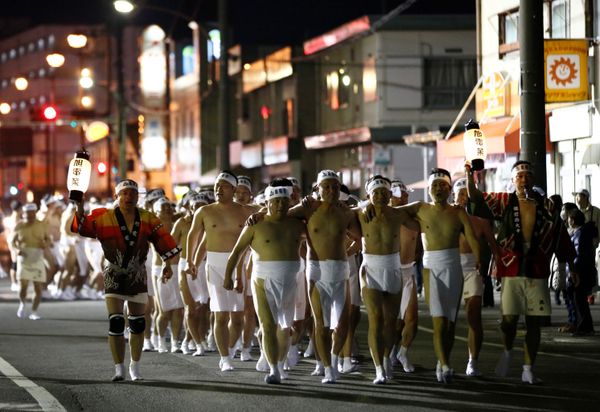 Men dressed in loincloths march as they prepare to snatch a wooden stick Men dressed in loincloths march as they prepare to snatch a wooden stick - Sputnik International