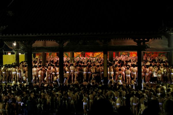 Men dressed in loincloths prepare to snatch a wooden stick Men dressed in loincloths prepare to snatch a wooden stick - Sputnik International