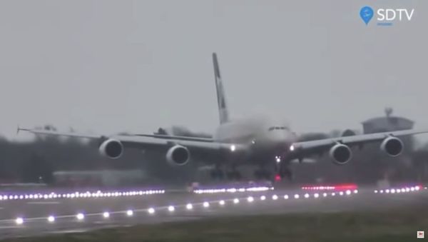 Etihad Airways Airbus A380 is pictured during severe crosswind landing at London’s Heathrow Airport, London, Britain, February 15, 2020 in this screen grab obtained by Reuters from social media video on February 16, 2020 - Sputnik International