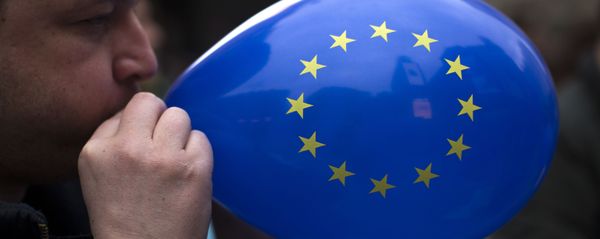 A man inflates a balloon with the flag of the European Union during a gathering to celebrate the 60th anniversary of the European Union in Madrid, Saturday, March 25, 2017. - Sputnik International