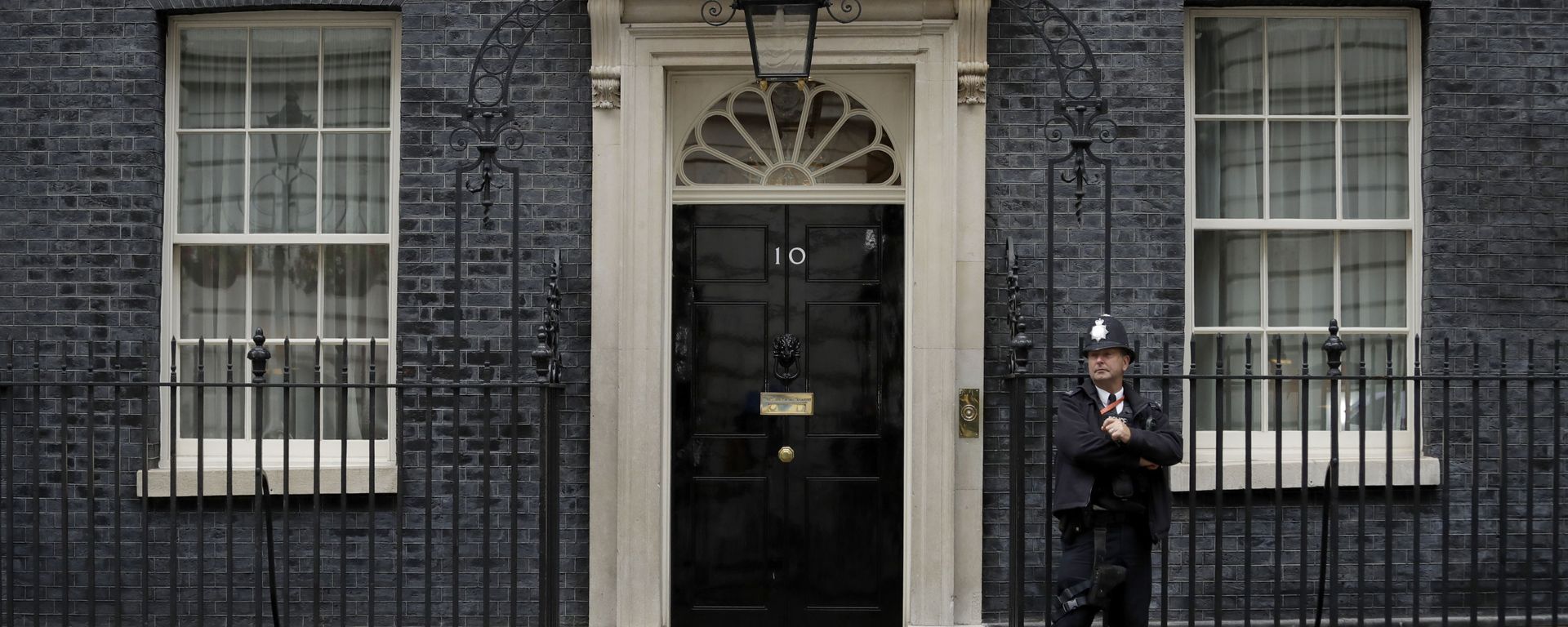 A police officer stands guard outside the door of 10 Downing Street in London, Friday, June 7, 2019 A police officer stands guard outside the door of 10 Downing Street in London, Friday, June 7, 2019 - Sputnik International, 1920, 28.05.2021