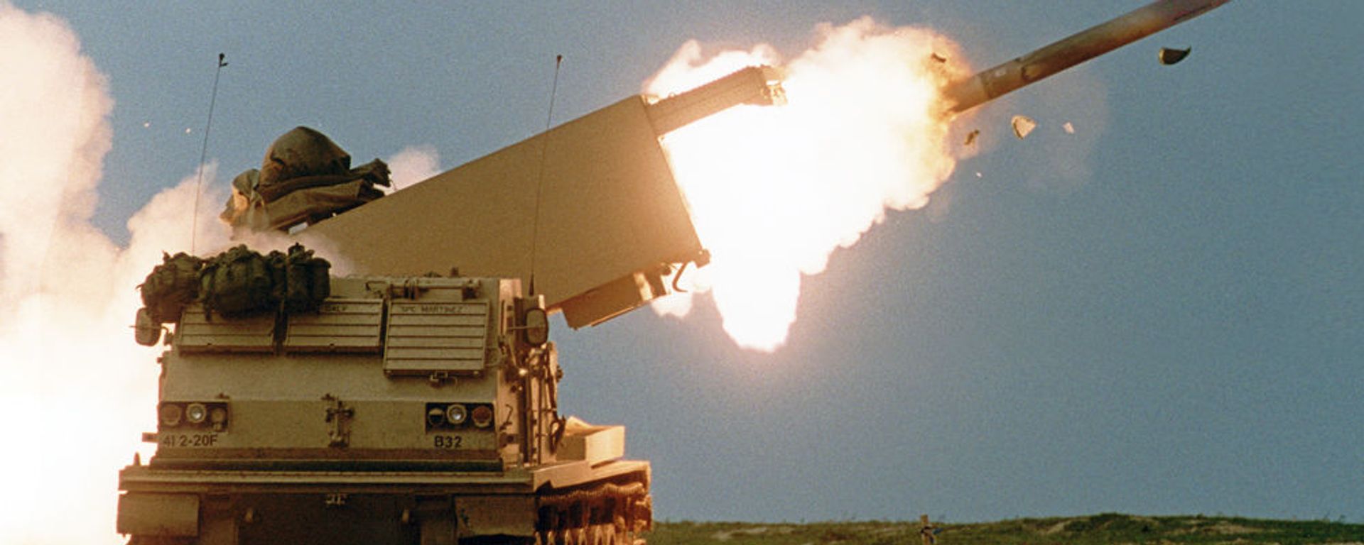 MLRS fires a Guided Multiple Launch Rocket System rocket. - Sputnik International, 1920, 06.06.2022