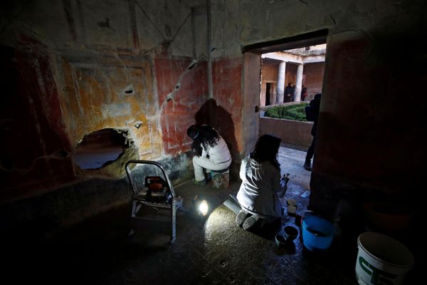 Работа археологов в Casa degli Amanti, одном из трех отреставрированных домов, открытых для публики в Помпеях - Sputnik International