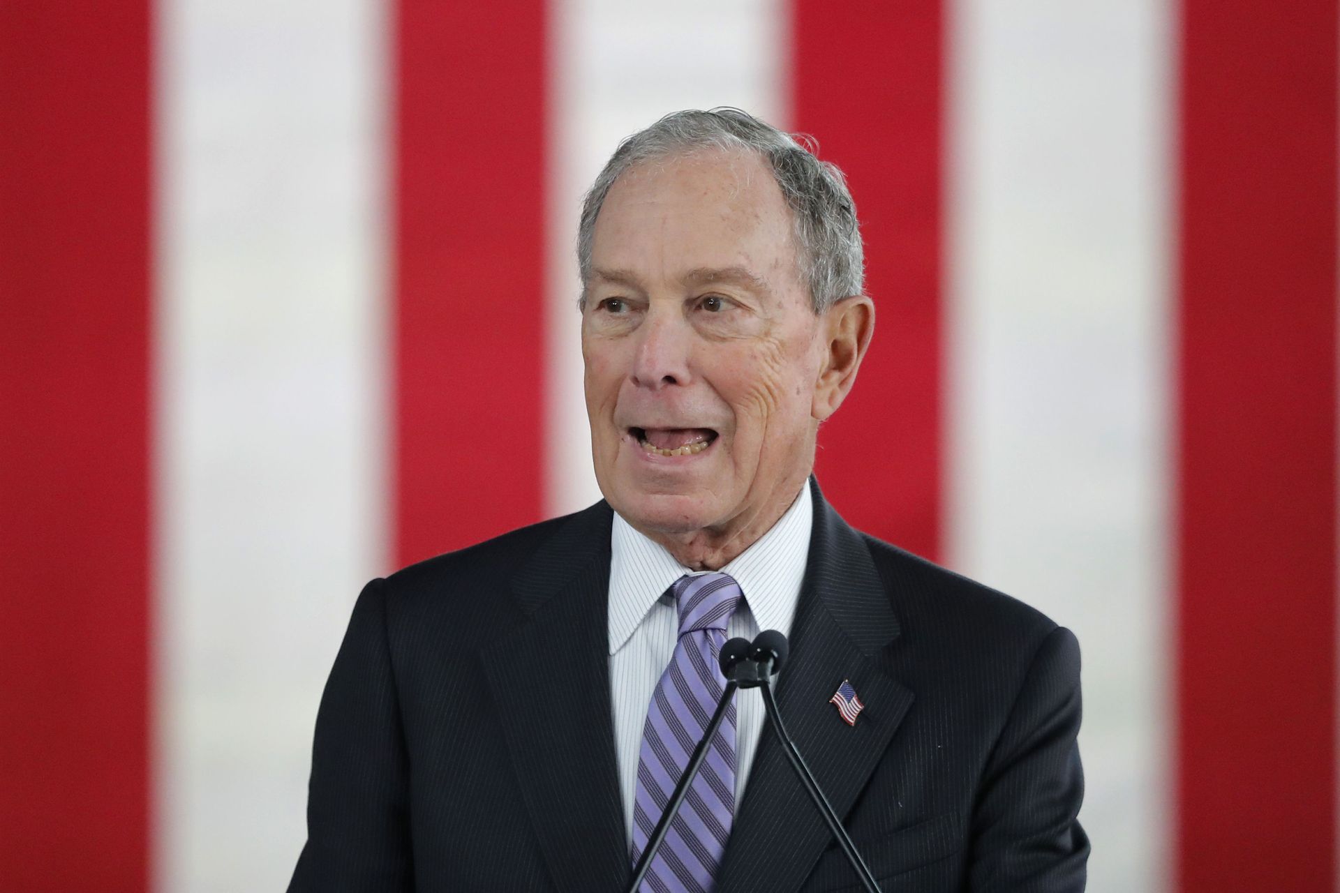 Democratic presidential candidate and former New York City Mayor Mike Bloomberg speaks at a campaign event in Raleigh - Sputnik International, 1920, 30.10.2021