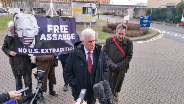 Labour shadow chancellor John McDonnell and Stop the War Coalition national officer John Rees hold a presser on Julian Assange outside Belmarsh prison on 20 February, 2020. - Sputnik International