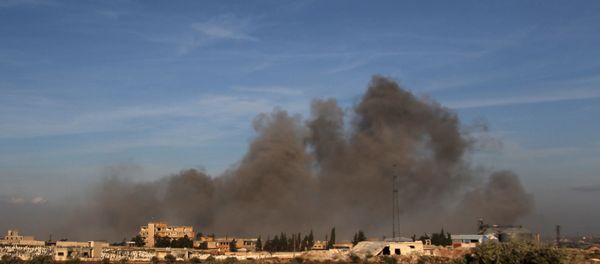 Smoke plumes rising following a reported air strike near a Turkish military observation point between the northwestern Syrian city of Idlib and the neighbouring town of Qaminas - Sputnik International