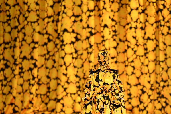 A model presents a creation by fashion house Richard Quinn during the catwalk show for their Autumn/Winter 2020 collection on the second day of London Fashion Week in London on February 15, 2020.  - Sputnik International