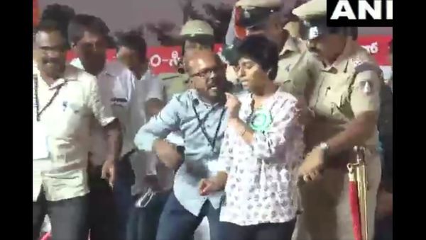 The full clip of the incident where a woman named Amulya at an anti-CAA-NRC rally in Bengaluru raised slogan of 'Pakistan zindabad' today - Sputnik International