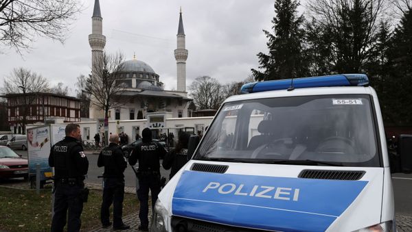 Police observe area during Friday prayer following a shooting in Hanau near Frankfurt in front of Sehitlik Mosque in Berlin, Germany, February 21, 2020 Police observe area during Friday prayer following a shooting in Hanau near Frankfurt in front of Sehitlik Mosque in Berlin, Germany, February 21, 2020 - Sputnik International