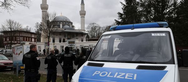 Police observe area during Friday prayer following a shooting in Hanau near Frankfurt in front of Sehitlik Mosque in Berlin, Germany, February 21, 2020 - Sputnik International