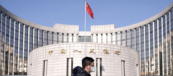 A man wearing a mask walks past the headquarters of the People's Bank of China, the central bank, in Beijing, China, as the country is hit by an outbreak of the new coronavirus, February 3, 2020 - Sputnik International