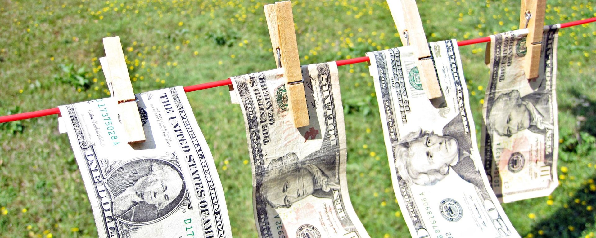 Laundering dollar bills - Sputnik International, 1920, 08.12.2022