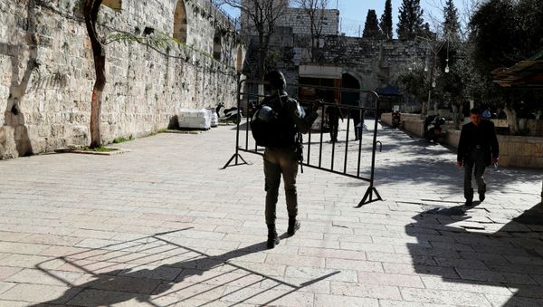 An Israeli police officer carries a barricade close to the scene of a suspected Palestinian shooting attack in which an Israeli policeman was injured lightly in Jerusalem's Old City February 6, 2020.  - Sputnik International