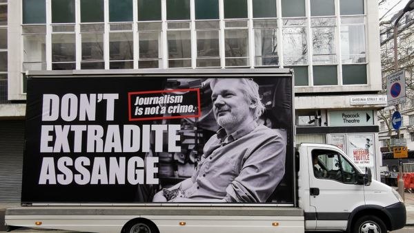 Protesters gather outside Australia House in London on Saturday for rally in support of WikiLeaks founder Julian Assange ahead of extradition hearings. - Sputnik International