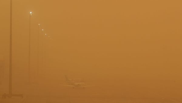 Planes are seen parked on the tarmac during a sandstorm - Sputnik International