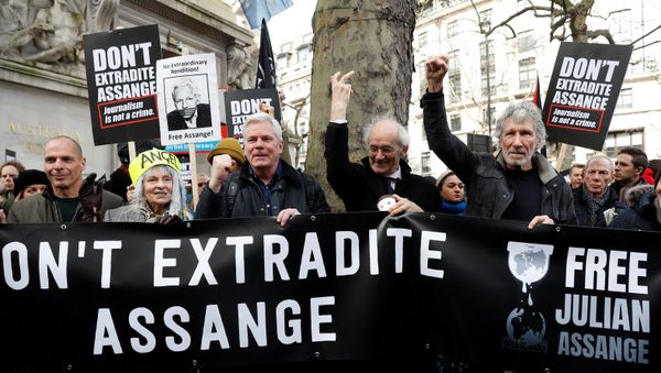 Former Greek Finance minister Yanis Varoufakis, fashion designer Vivienne Westwood, editor in chief of WikiLeaks Kristinn Hrafnsonn, Assange's Father John Shipton and singer Roger Waters attend a protest against the extradition of Julian Assange outside the Australian High Commission in London, Britain 22 February 2020. - Sputnik International
