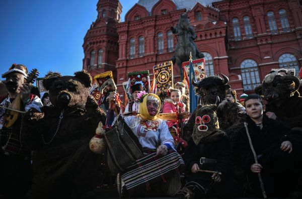 Participants of an entertainment program dressed in fancy dresses during the 'Moskovskaya Maslenitsa' festival on Manezhnaya Square in Moscow. Participants of an entertainment program dressed in fancy dresses during the 'Moskovskaya Maslenitsa' festival on Manezhnaya Square in Moscow. - Sputnik International