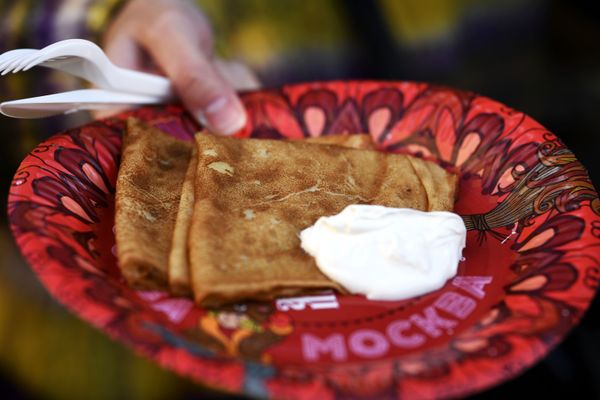Blinis with sour cream cooked at the 'Moskovskaya Maslenitsa' festival on Manezhnaya Square in Moscow Blinis with sour cream cooked at the 'Moskovskaya Maslenitsa' festival on Manezhnaya Square in Moscow - Sputnik International