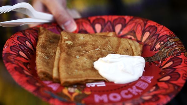 Blinis with sour cream cooked at the 'Moskovskaya Maslenitsa' festival on Manezhnaya Square in Moscow - Sputnik International
